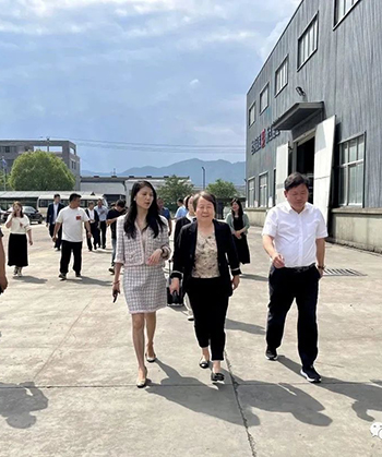 關懷民生 | 縣人(rén)大(dà)代表莅臨欧伊露衛浴視察就(jiù)業緻富工程目标